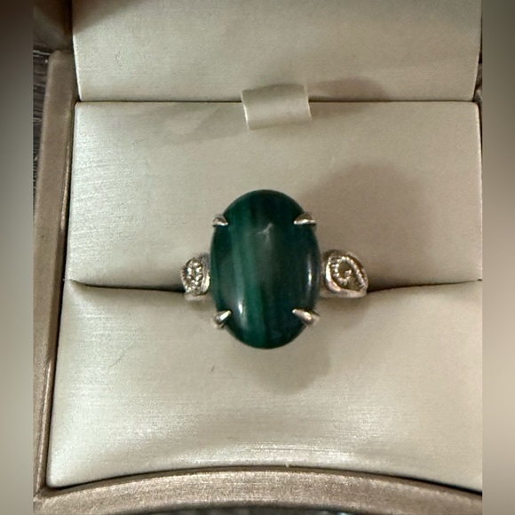 Elegant Silver and Green Gemstone Ring - Picture 1 of 4